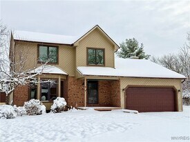 8 Hummingbird Ln in Buffalo, NY - Building Photo