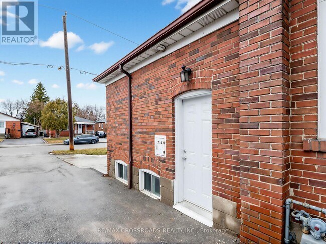 17 Strode Dr in Toronto, ON - Building Photo - Building Photo