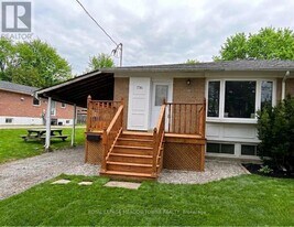 736 Sunnypoint Dr in Newmarket, ON - Building Photo