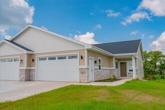 1430 Palm Grass Way in Stoughton, WI - Building Photo - Building Photo
