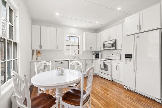 42 Mann Ave in Newport, RI - Building Photo - Building Photo