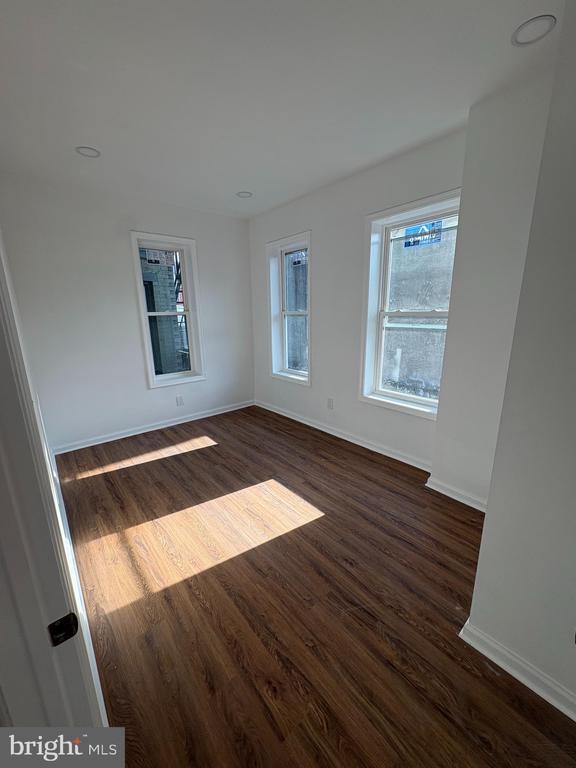 property at 547 N 8TH St