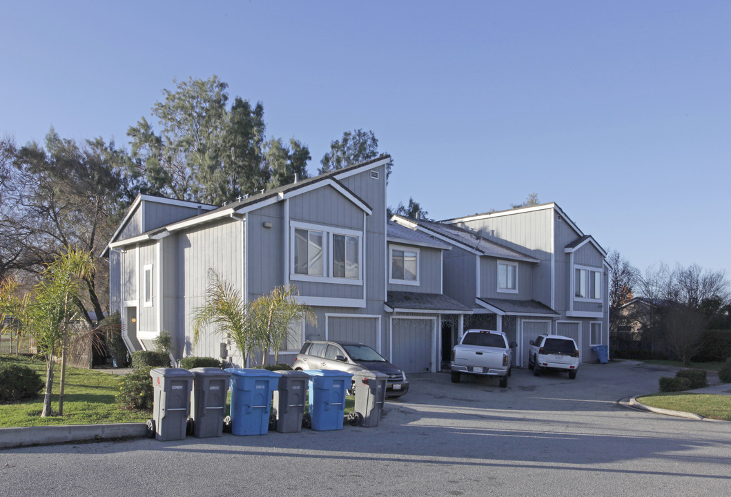 1080 Memorial Dr in Hollister, CA - Foto de edificio