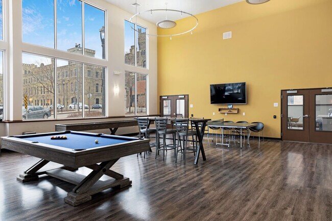 840 W Juneau Ave-Unit -FL4-ID379642P in Milwaukee, WI - Foto de edificio - Building Photo