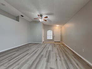 8904 Bridgeford Oaks Dr in Tampa, FL - Building Photo - Building Photo