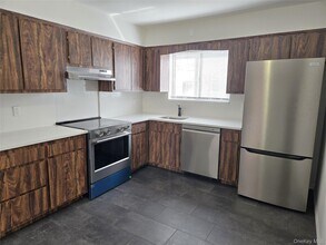 74 Ashwood Rd in Port Washington, NY - Building Photo - Building Photo