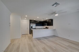 6254 Foxes Dl St in Las Vegas, NV - Building Photo - Building Photo