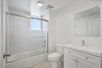 443 E Vernon Ave in Los Angeles, CA - Building Photo - Interior Photo