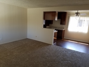 10640 Colima Rd, Unit 00 in Whittier, CA - Foto de edificio - Building Photo