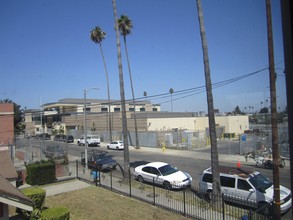 912 W 69th St in Los Angeles, CA - Building Photo - Building Photo