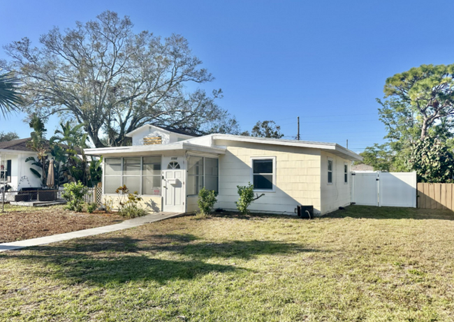 5566 Kelly Dr N in St. Petersburg, FL - Building Photo - Building Photo