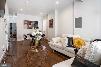 855 E Locust Ave, Unit A in Philadelphia, PA - Foto de edificio - Building Photo