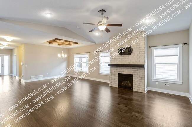 499 S Bluestone Way in West Des Moines, IA - Building Photo - Building Photo
