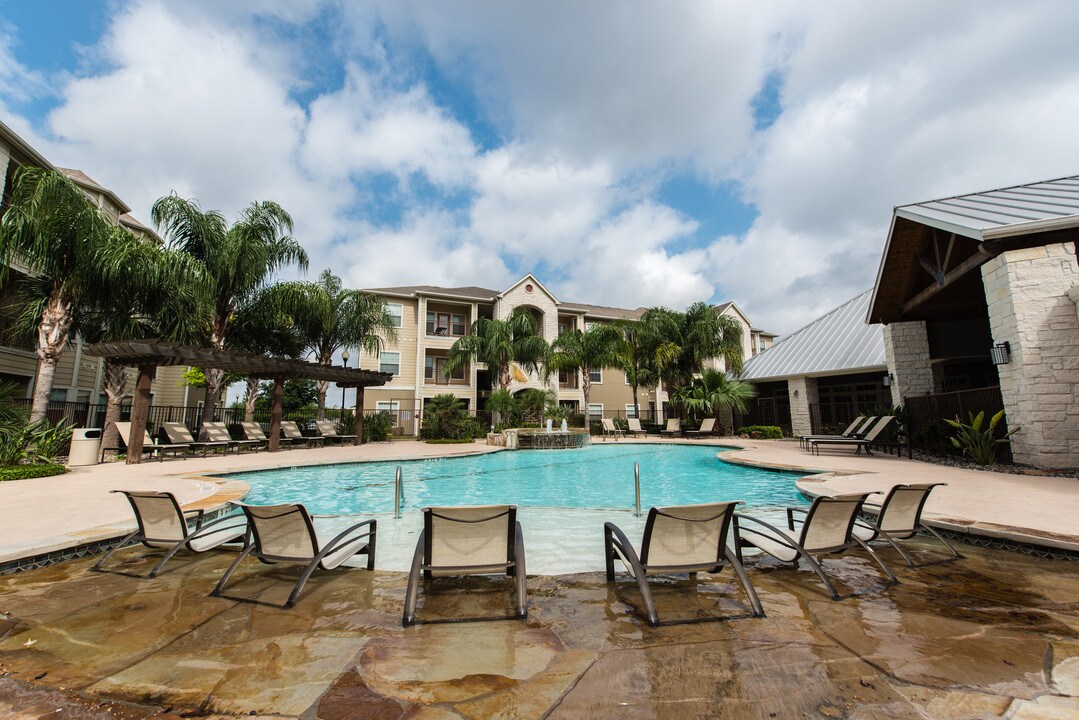 Residence at Edinburg II in Edinburg, TX - Building Photo