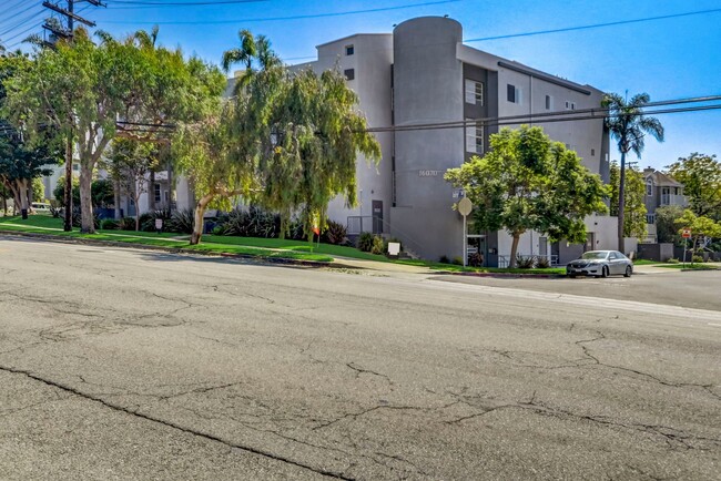 16070 Sunset Blvd- fully renovated unit in... in Pacific Palisades, CA - Foto de edificio - Building Photo