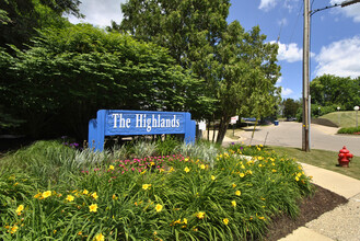 The Highlands Apartments in Ann Arbor, MI - Foto de edificio - Building Photo