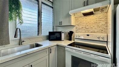 455 Lewers St in Honolulu, HI - Building Photo - Building Photo