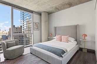 215 W Lake St in Chicago, IL - Building Photo - Building Photo