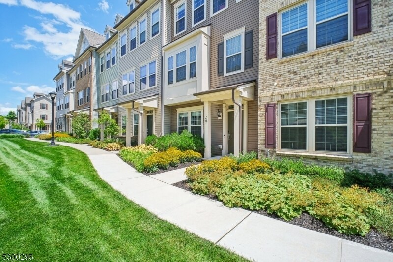 29 Braeburn Ct in Livingston, NJ - Building Photo