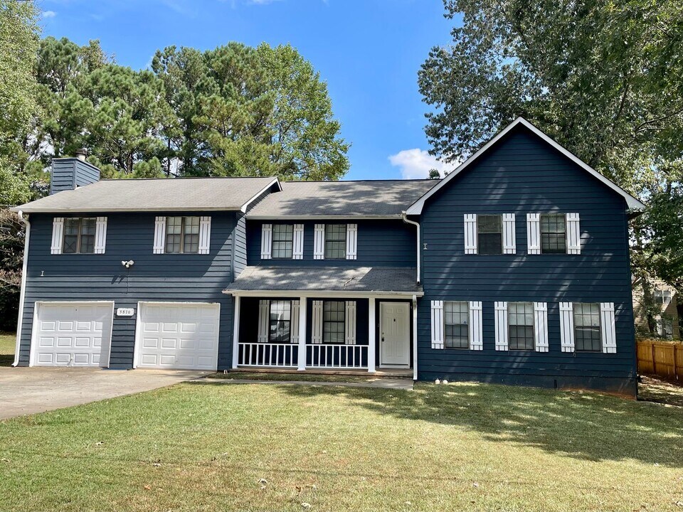 5870 Sheldon Ct in Atlanta, GA - Building Photo
