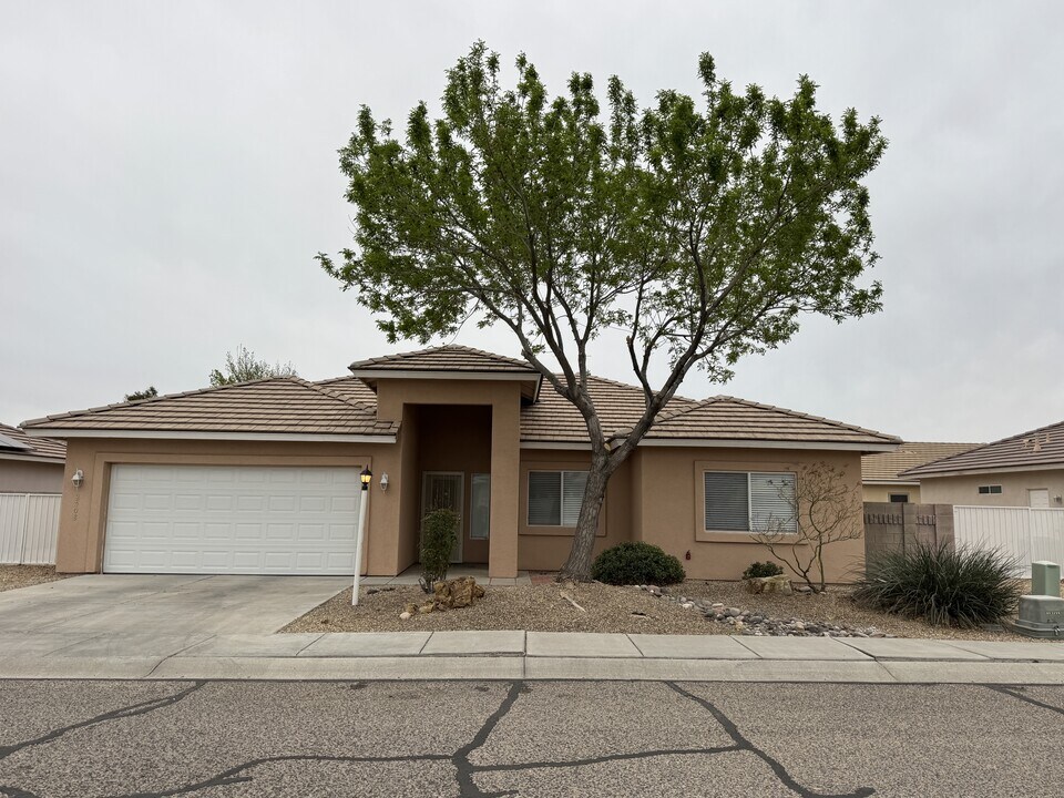 2408 Cliff Rose Way in Kingman, AZ - Building Photo