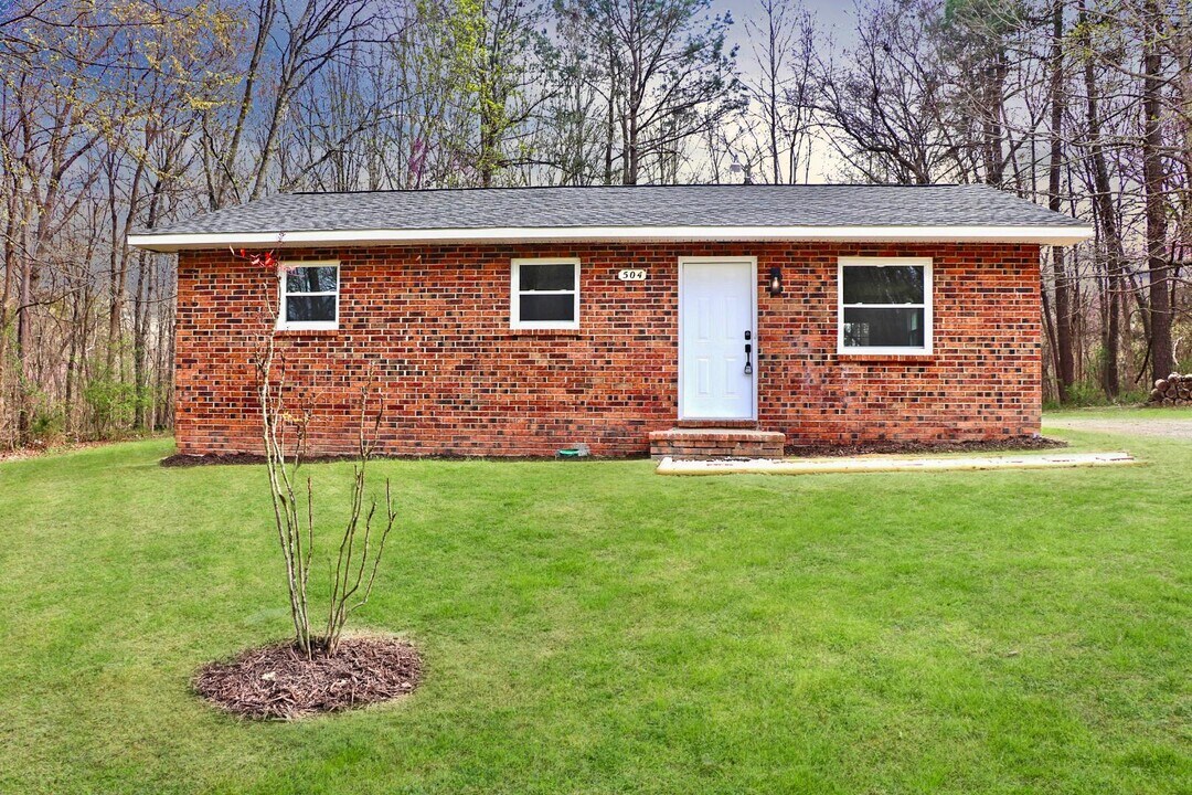 504 Tulip Tree Dr in Hillsborough, NC - Building Photo