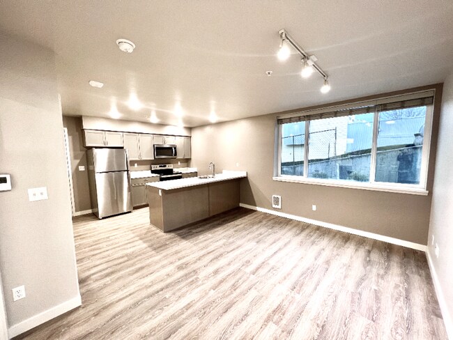 2330 Yakima Ct, Unit D101 in Tacoma, WA - Foto de edificio - Building Photo