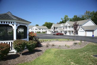 Bay Pines Apartments in Webster, NY - Foto de edificio - Building Photo