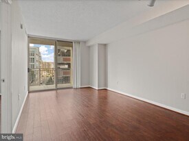 2726 Gallows Rd in Vienna, VA - Building Photo