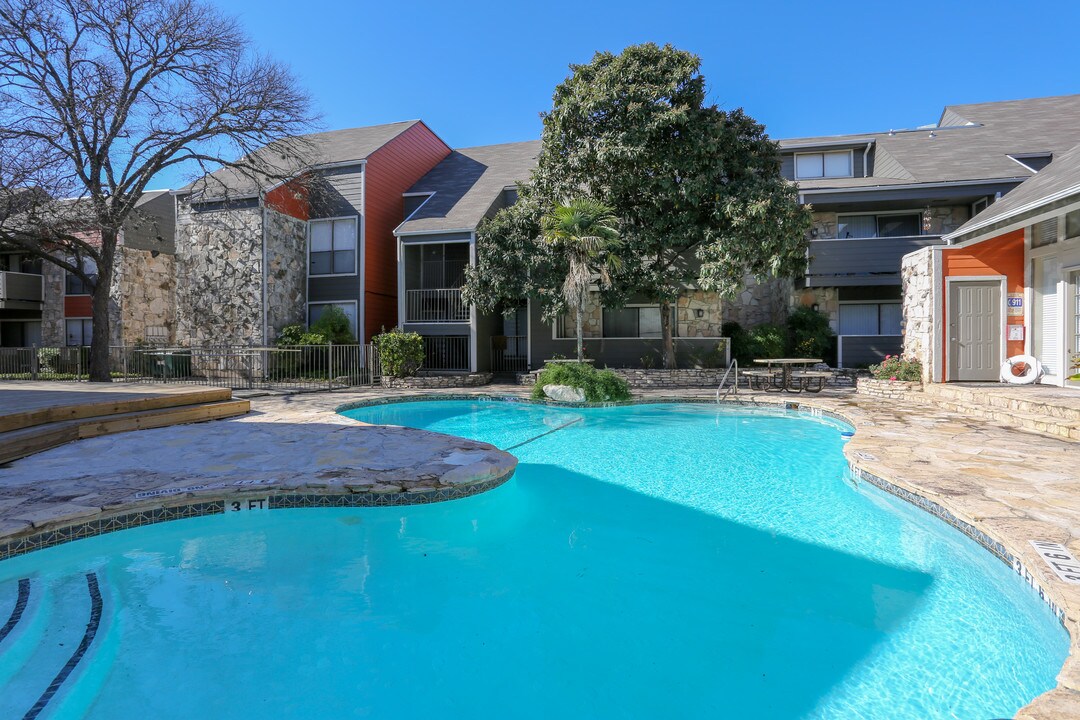 OakStone Apartment Homes in San Antonio, TX - Building Photo