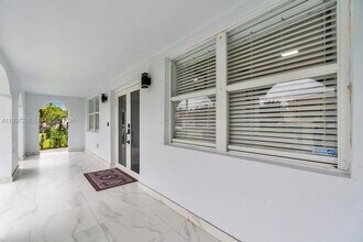 6470 SW 27th St in Miami, FL - Foto de edificio - Building Photo