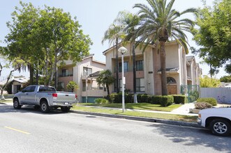 416 N Isabel St in Glendale, CA - Foto de edificio - Building Photo