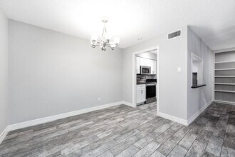 5528 Beverly Hill St in Houston, TX - Building Photo - Building Photo