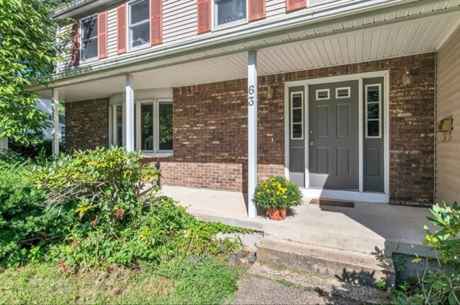 63 Oakwood Dr in Longmeadow, MA - Building Photo - Building Photo