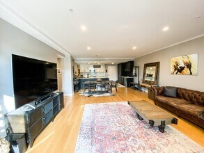 323 Boylston St, Unit 201 in Brookline, MA - Foto de edificio - Building Photo