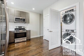 2238 N Sawyer Ave, Unit 2W in Chicago, IL - Building Photo - Building Photo