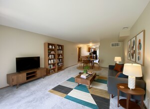 1970 Burton St SE in Grand Rapids, MI - Foto de edificio - Building Photo