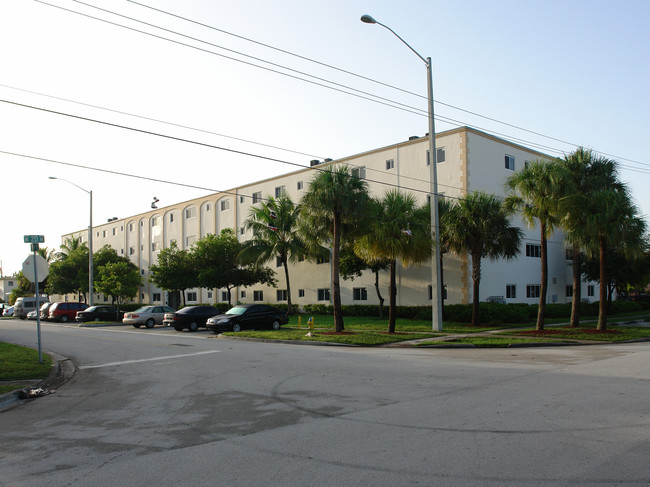 Harvard House Apartments in Miami, FL - Building Photo - Building Photo