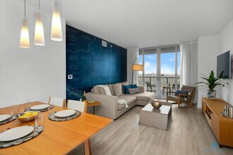 2602 E Hallandale Beach Blvd in Hallandale Beach, FL - Foto de edificio - Building Photo