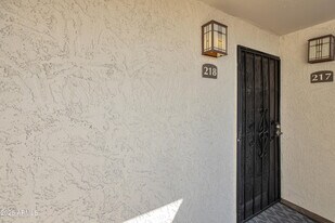3825 E Camelback Rd in Phoenix, AZ - Building Photo