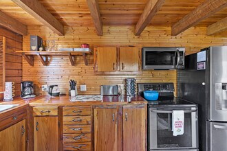 9812 Creek Bank Dr in Youngstown, FL - Foto de edificio - Building Photo