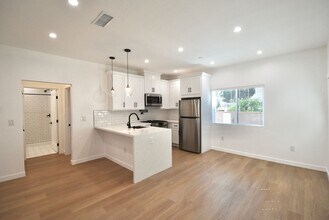 5220 Radford Ave in Los Angeles, CA - Foto de edificio - Building Photo