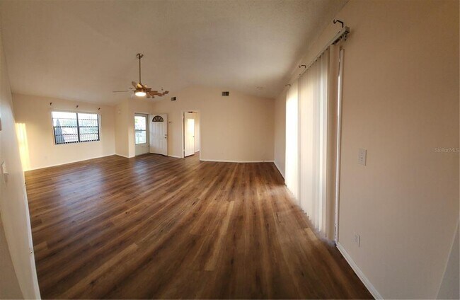 1136 Forbes Trce in Tarpon Springs, FL - Foto de edificio - Building Photo