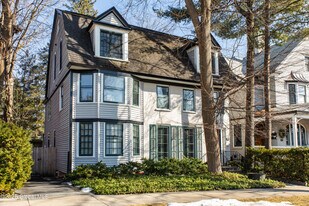 590 N Broadway in Saratoga Springs, NY - Building Photo