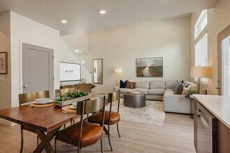 Rise Townhomes in South Jordan, UT - Foto de edificio - Building Photo