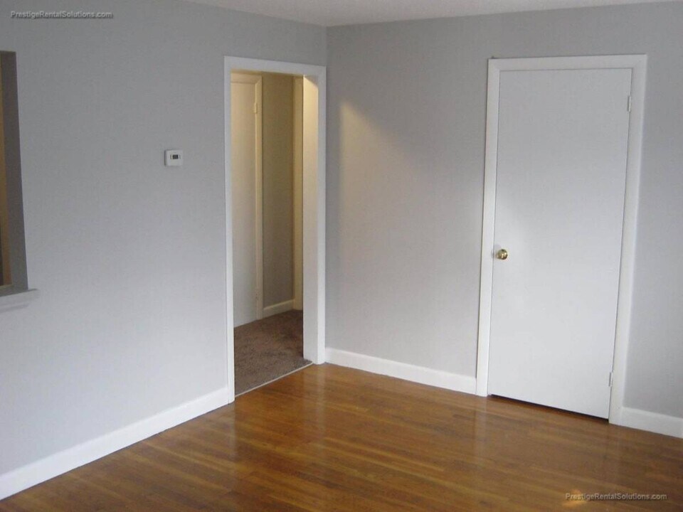 228 Oak Grove Ave, Unit 2 in Fall River, MA - Foto de edificio