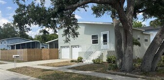 8601 Rue Chateaux Dr in Seminole, FL - Building Photo