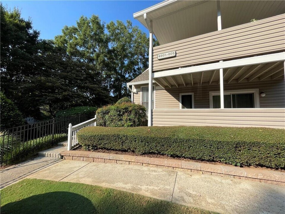 803 Wynnes Ridge Cir SE in Marietta, GA - Foto de edificio