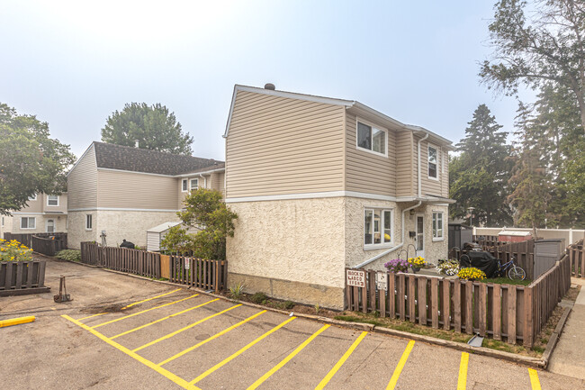 4 Clareview Rd NW in Edmonton, AB - Building Photo - Building Photo