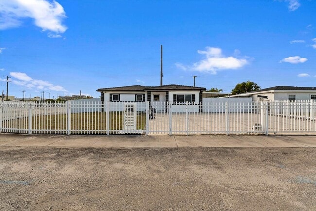 8300 NW 35th Pl in Miami, FL - Foto de edificio - Building Photo